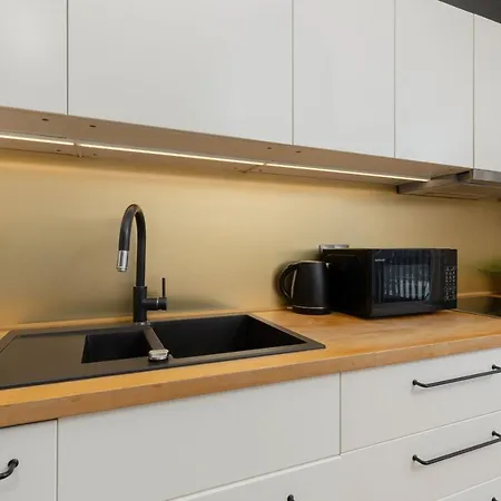 Elegant With Balcony In Close To The Airport By Renters *