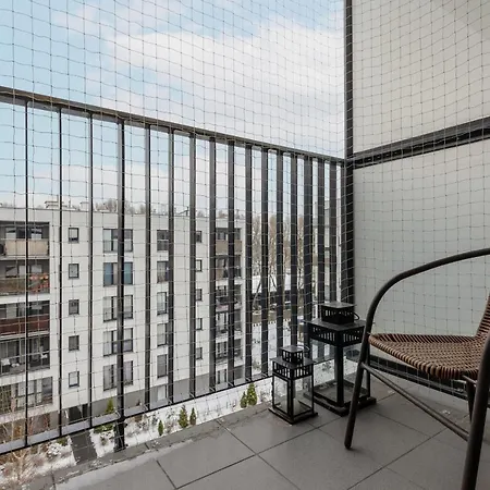 Elegant With Balcony In Close To The Airport By Renters *