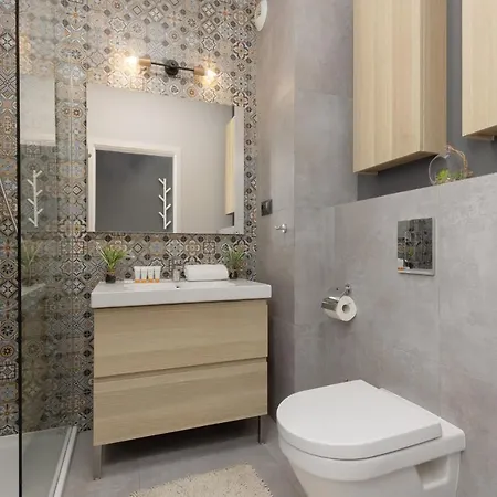 Elegant With Balcony In Close To The Airport By Renters Apartment *