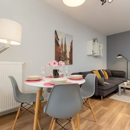 Elegant With Balcony In Close To The Airport By Renters Warszawa