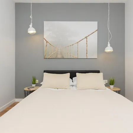 Elegant With Balcony In Close To The Airport By Renters