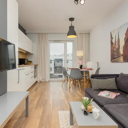 Elegant With Balcony In Close To The Airport By Renters Apartament Warszawa