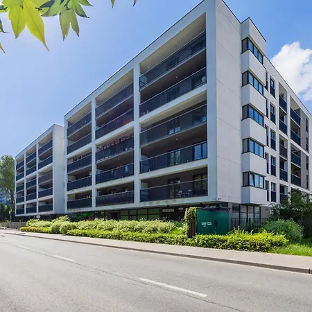 Elegant With Balcony In Close To The Airport By Renters Apartament *