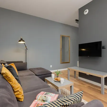 Elegant With Balcony In Close To The Airport By Renters Apartmán *