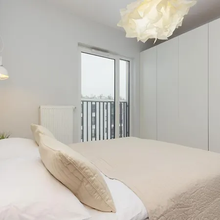 Elegant With Balcony In Close To The Airport By Renters * Varšava