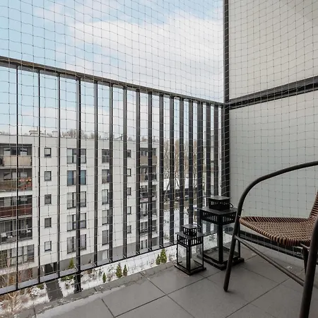 Elegant With Balcony In Close To The Airport By Renters *