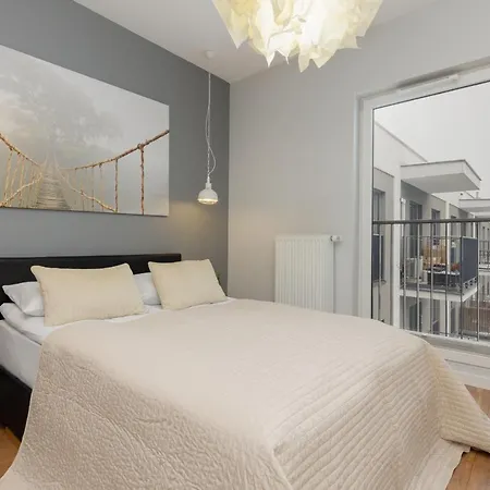 Elegant With Balcony In Close To The Airport By Renters Apartmán Varšava