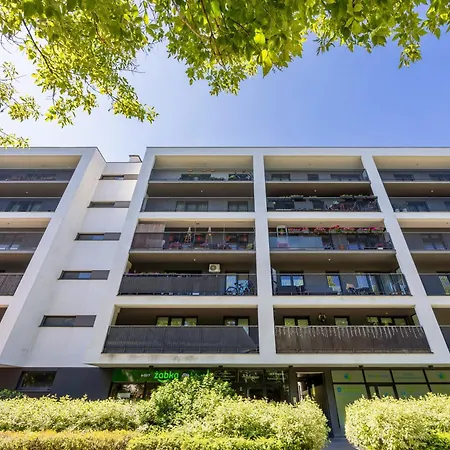 Elegant With Balcony In Close To The Airport By Renters Apartmán